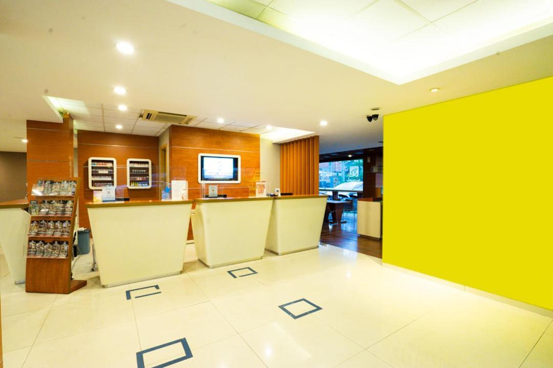 Life Hotel Stasiun Kota سورابايا المظهر الخارجي الصورة