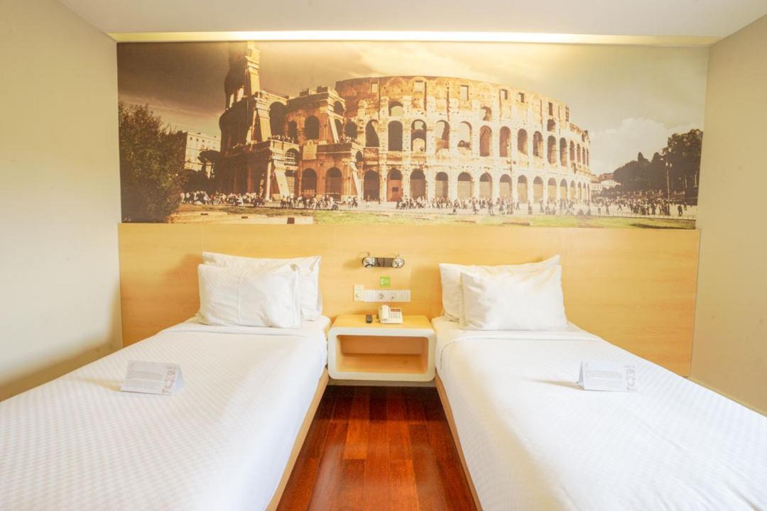 Life Hotel Stasiun Kota سورابايا المظهر الخارجي الصورة
