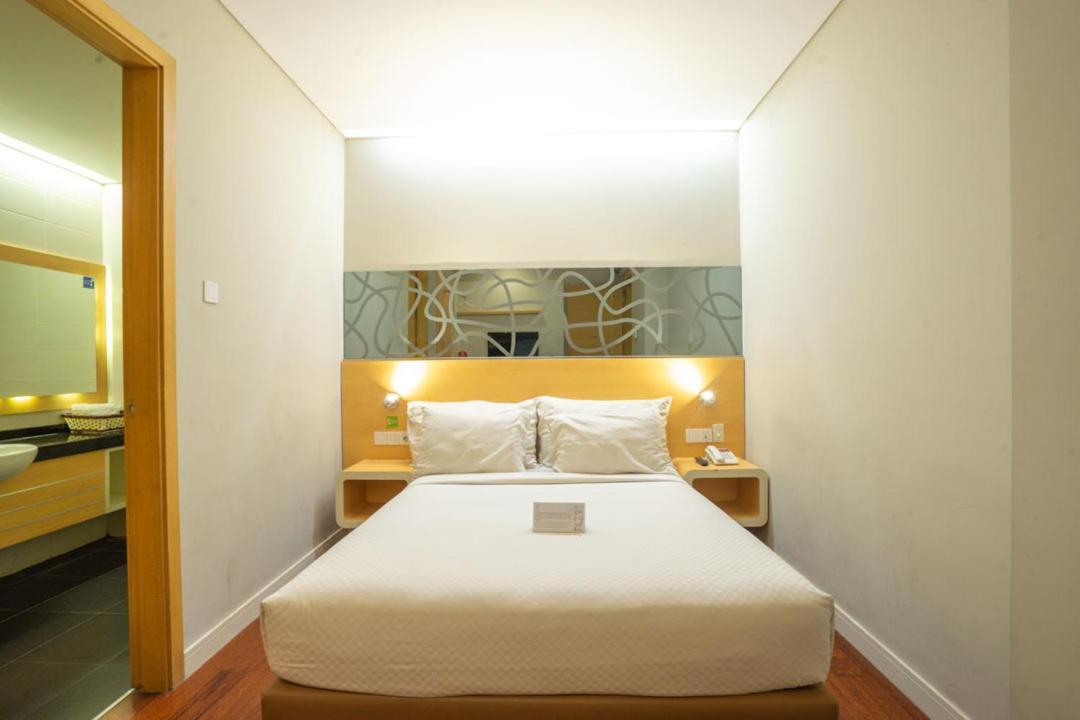 Life Hotel Stasiun Kota سورابايا المظهر الخارجي الصورة